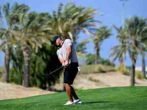 Brooks Koepka, des États-Unis, saute au 10e trou lors d'une ronde d'entraînement avant le PIF Saudi International au Royal Greens Golf & Country Club le 31 janvier 2023 à Al Murooj, en Arabie saoudite.