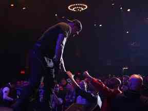 The Undertaker accueille les fans sur scène lors de son 1deadMan Show à Montréal jeudi soir.  (CAPTURE D'ÉCRAN/Twitter/croque-mort)