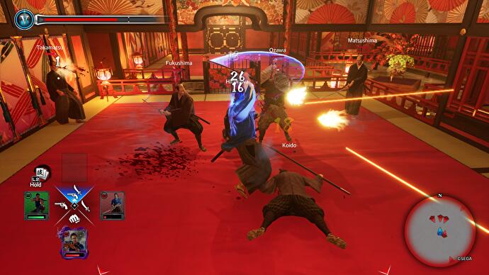 Comme une critique de Dragon Ishin - Ryoma combat plusieurs ennemis dans une salle rouge et or, avec les trois styles de combat affichés en bas à gauche de l'interface utilisateur