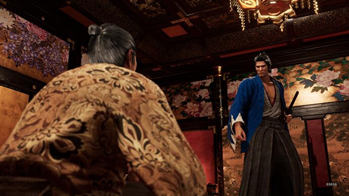 Comme une critique de Dragon Ishin - Ryoma regarde vers un homme assis vêtu d'une robe dorée dans une pièce luxueusement décorée