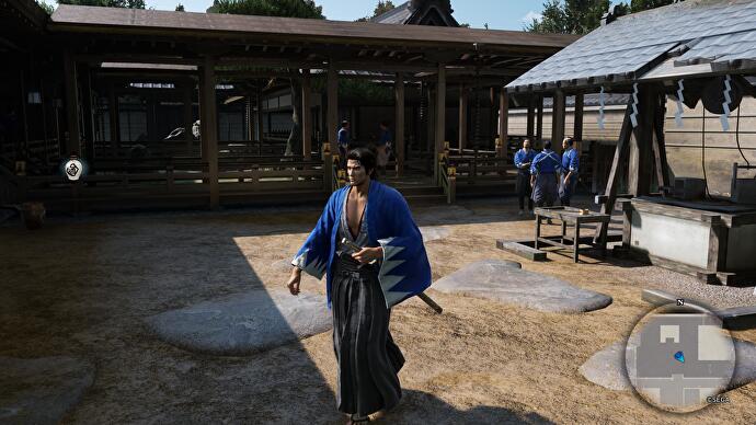 Comme une critique de Dragon Ishin - Ryoma se promène dans une cour dans une robe bleue