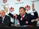 Le président de Canada Soccer, Nick Bontis, à droite, et le secrétaire général, Earl Cochrane, participent à une conférence de presse, à Vancouver, le 5 juin 2022, après que l'équipe nationale masculine se soit mise en grève en raison d'un conflit de travail. 