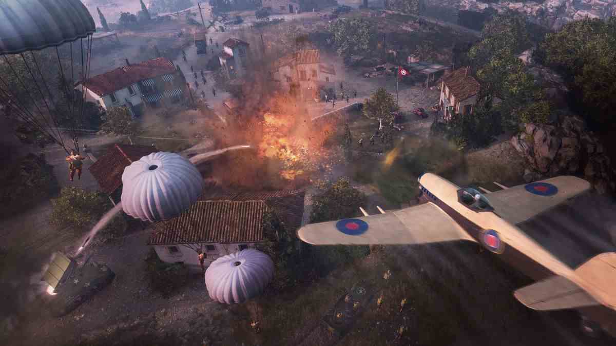 Un avion allié vole bas aux côtés de parachutistes au-dessus de la campagne italienne dans Company of Heroes 3