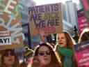 Des infirmières manifestent lors d'une grève des travailleurs médicaux du NHS, au milieu d'un différend avec le gouvernement sur les salaires, devant un hôpital de Londres, le 8 février.