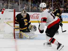 Le gardien de but des Bruins de Boston Linus Ullmark (35) fait un arrêt sur un tir du revers de l'ailier droit des Sénateurs d'Ottawa Alex DeBrincat (12) au cours de la deuxième période au TD Garden.