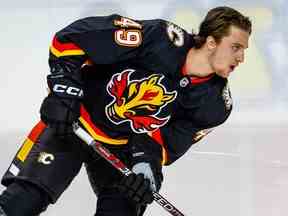 Calgary Flames Jakob Pelletier lors de son tour de recrue au Scotiabank Saddledome avant de faire ses débuts dans la LNH contre le Tampa Bay Lightning le samedi 21 janvier 2023.