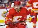 Les Flames de Calgary Rasmus Andersson affrontent les Red Wings au Scotiabank Saddledome le jeudi 16 février 2023. 