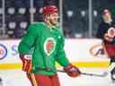 Calgary Flames Jonathan Huberdeau lors d'un entraînement d'équipe au Scotiabank Saddledome le vendredi 17 février 2023. Azin Ghaffari/Postmedia