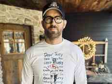 Ryan Reynolds aide à concevoir une chemise pour la course Terry Fox 2023