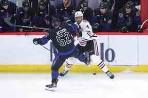 Noel Acciari # 52 des Maple Leafs de Toronto travaille pour une rondelle libre contre Seth Jones # 4 des Blackhawks de Chicago lors de la troisième période au United Center le 19 février 2023 à Chicago, Illinois.  (Photo de Stacy Revere/Getty Images)