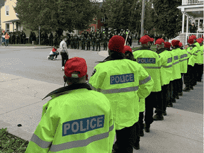 Un grand nombre de policiers bloquent l'accès à Earl Street et Aberdeen Street à Kingston lors des rassemblements de retour non autorisés du 23 octobre 2021.