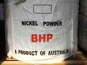 Une tonne de poudre de nickel fabriquée par le groupe BHP se trouve dans un entrepôt de sa division Nickel West, au sud de Perth, en Australie.