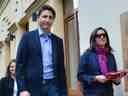 Le premier ministre Justin Trudeau et l'ambassadrice du Canada en Ukraine, Larisa Galadza, assistent à la réouverture de l'ambassade du Canada à Kiev, en Ukraine, le 8 mai 2022.