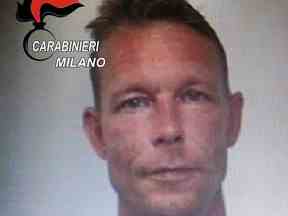 Une photo mise à la disposition de Reuters le 16 juillet 2020 par la police militaire des carabiniers montre un homme identifié comme Christian Brueckner, au moment où il a été arrêté en 2018, en vertu d'un mandat international pour trafic de drogue et autres crimes.