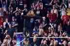 Sami Zayn, natif de Montréal et superstar de la World Wrestling Entertainment, salue la foule lors de son retour à Montréal vendredi soir au Centre Bell.  Zayn a reçu une ovation de plus de cinq minutes et affronte le champion universel incontesté de la WWE Roman Reigns lors du spectacle Elimination Chamber samedi au Centre Bell. 