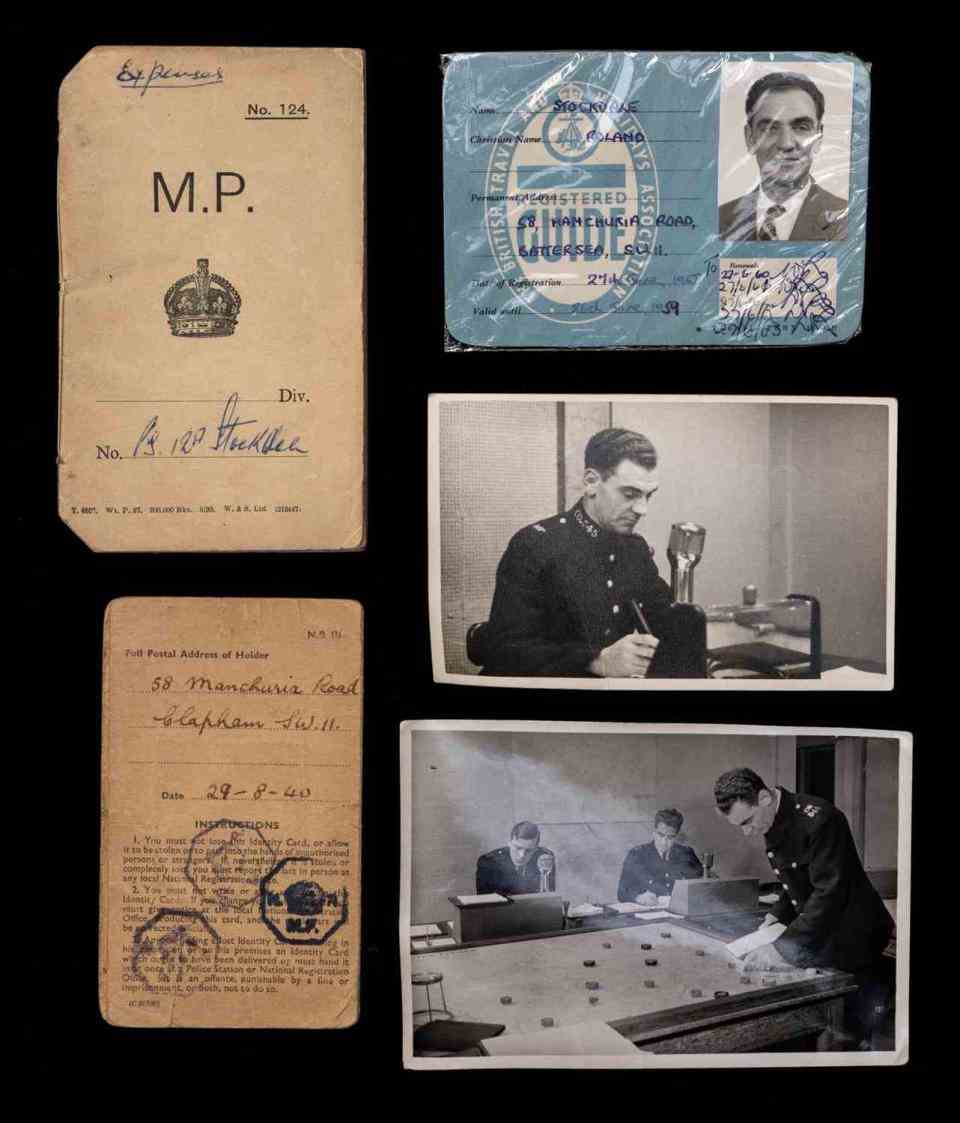 Des images de M. Stockdale dans la salle d'information de Scotland Yard ont également été trouvées (Mark Laban/Hansons Auctioneers/PA)