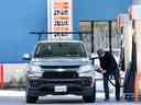 Une personne fait le plein dans une station-service à Los Angeles, en Californie. Les prix de l'essence aux États-Unis ont augmenté de 3,6 % en janvier.