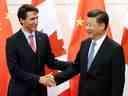 PHOTO DE DOSSIER: Le président chinois Xi Jinping (R) serre la main du Premier ministre canadien Justin Trudeau avant leur rencontre à la Diaoyutai State Guesthouse à Pékin, en Chine, le 31 août 2016. REUTERS / Wu Hong / Pool // File Photo