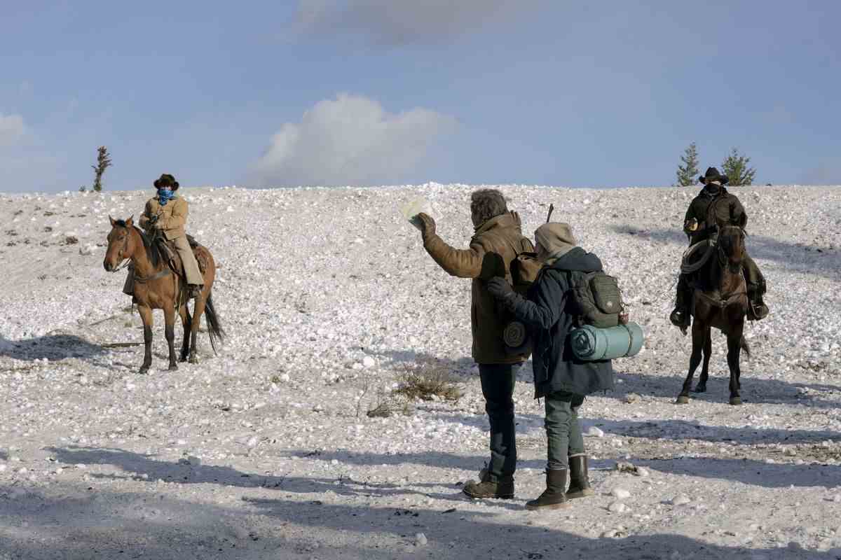 Joel (Pedro Pascal) et Ellie (Bella Ramsey) levant la main alors qu'ils étaient entourés de Jackson à cheval