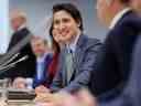 Le premier ministre du Canada Justin Trudeau, avec des ministres et des fonctionnaires fédéraux, participe à une réunion avec les premiers ministres provinciaux et territoriaux pour discuter des soins de santé, à Ottawa, Ontario, Canada, le 7 février 2023. REUTERS/Blair Gable