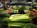 Une femme achète des produits au marché de Granville Island à Vancouver, le mercredi 20 juillet 2022. Statistique Canada a déclaré mardi que les prix des épiceries avaient augmenté de 11,4 % par rapport à il y a un an et de 11 % par rapport à décembre, alors même que l'inflation annuelle du pays le taux a ralenti à 5,9 % en janvier.