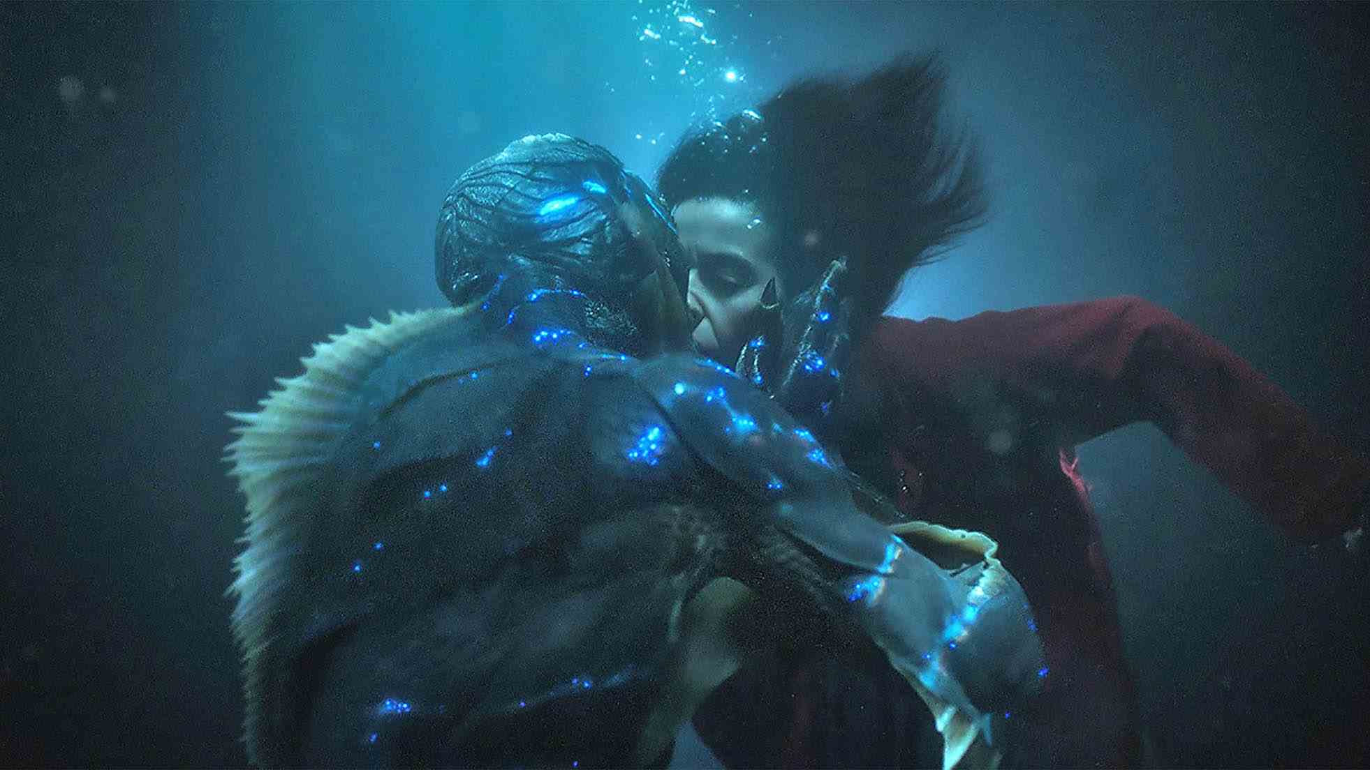 (De gauche à droite) Doug Jones dans le rôle de The Asset et Sally Hawkins dans le rôle d'Elisa s'embrassent sous l'eau