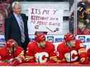 L'entraîneur des Flames de Calgary, Darryl Sutter, s'occupe d'un but des Flyers de Philadelphie lundi.  Les Flames manquent de temps alors que le calendrier se durcit.