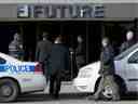 Les enquêteurs de la police de Montréal entrent dans Future Electronics à Pointe-Claire le 4 novembre 2009.