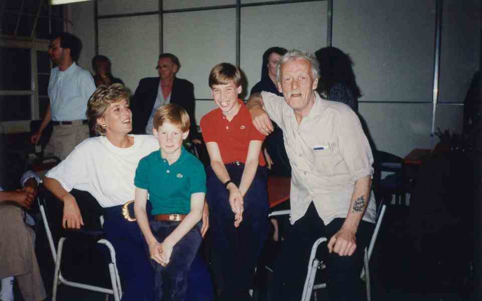 Diana, princesse de Galles avec le prince William et le prince Harry lors d'une de leurs visites à The Passage lorsqu'ils étaient jeunes enfants - The Passage