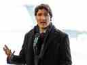 Le premier ministre Justin Trudeau prend la parole au bord du tarmac de l'aéroport international Erik Nielsen de Whitehorse, au Yukon, le 13 février 2023.