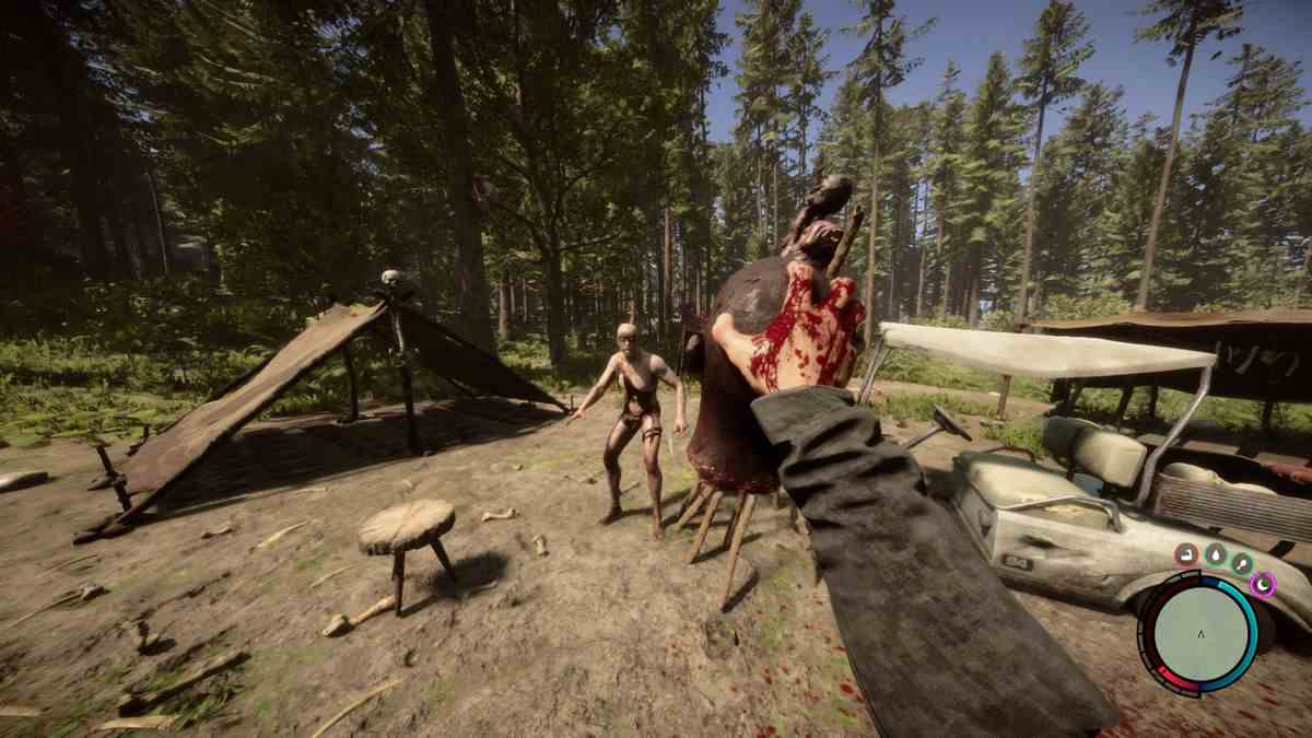 Un survivant échoué tient une tête coupée devant un cannibale par une journée ensoleillée dans un camp de clairière à Sons of the Forest.