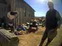 Dans cette image de la vidéo publiée par le bureau du shérif du comté de Santa Fe, Alec Baldwin se tient en costume et parle avec les enquêteurs à la suite d'une fusillade mortelle sur un plateau de tournage à Santa Fe, NM