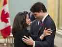 Le premier ministre Justin Trudeau embrasse la ministre de la Justice Jody Wilson-Raybould lors d'une cérémonie d'assermentation à Rideau Hall, à Ottawa, le 4 novembre 2015, photo d'archive.