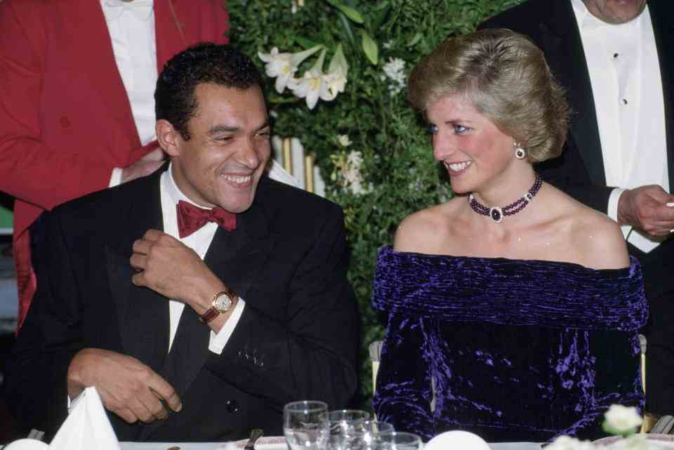 La princesse Diana et Bruce Oldfield lors d'un dîner de gala au profit de l'association caritative Barnado's.  Elle porte une robe violette en velours écrasé conçue par lui.  (Photo de Tim Graham Photo Library via Getty Images)