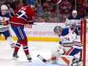 Kirby Dach des Canadiens de Montréal cherche un rebond Le gardien des Oilers d'Edmonton Stuart Skinner arrête le tir de Dach en première période à Montréal le 12 février 2023.