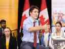 Le premier ministre Justin Trudeau participe à une assemblée publique avec des étudiants de l'Université Dalhousie à Halifax le jeudi 23 février 2023. 