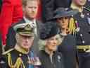 Le roi Charles III, en bas à gauche, Camilla, la reine consort, Meghan, la duchesse de Sussex et le prince Harry regardent le cercueil de la reine Elizabeth II placé dans le corbillard après les funérailles d'État à l'abbaye de Westminster, dans le centre de Londres, le lundi 19 septembre. , 2022.  