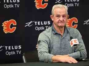 L'entraîneur-chef des Flames de Calgary, Darryl Sutter, s'entretient avec les médias après l'entraînement de l'équipe au Scotiabank Saddledome le vendredi 17 février 2023.