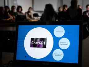 Des enseignants sont aperçus derrière un ordinateur portable lors d'un atelier sur le bot ChatGpt organisé par le Service des médias scolaires (SEM) de l'Instruction publique du canton suisse de Genève, le 1er février 2023.