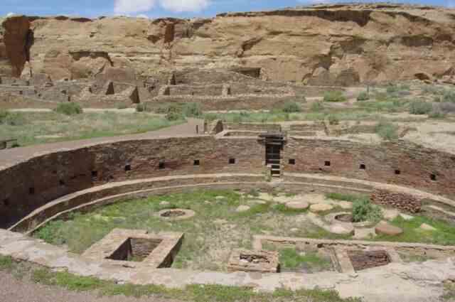 Les ruines de Chetro Ketl dans le Chaco Canyon, avec la grande kiva du complexe.