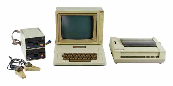 Julien vendra aux enchères l'Apple II Plus ('78-'82) avec un moniteur, une imprimante, deux lecteurs de disque, deux manettes de jeu et un manuel. 