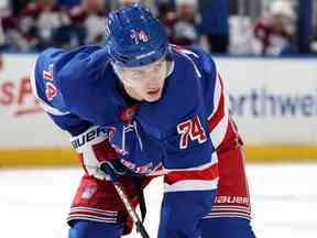 Vitali Kravtsov des Rangers de New York patine contre l'Avalanche du Colorado au Madison Square Garden le 25 octobre 2022 à New York.