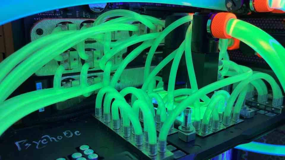 Un PC de jeu personnalisé refroidi par liquide avec un liquide fluorescent UV