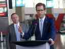 Le PDG de WestJet, Alexis von Hoensbroech, et le premier ministre Jason Kenney parlent de nouveaux investissements dans les secteurs de l'aviation, de l'aérospatiale et de la logistique à l'aéroport international de Calgary à Calgary le mercredi 5 octobre 2022. 