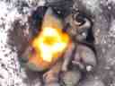 Un drone ukrainien largue une grenade dans un foxhole russe.