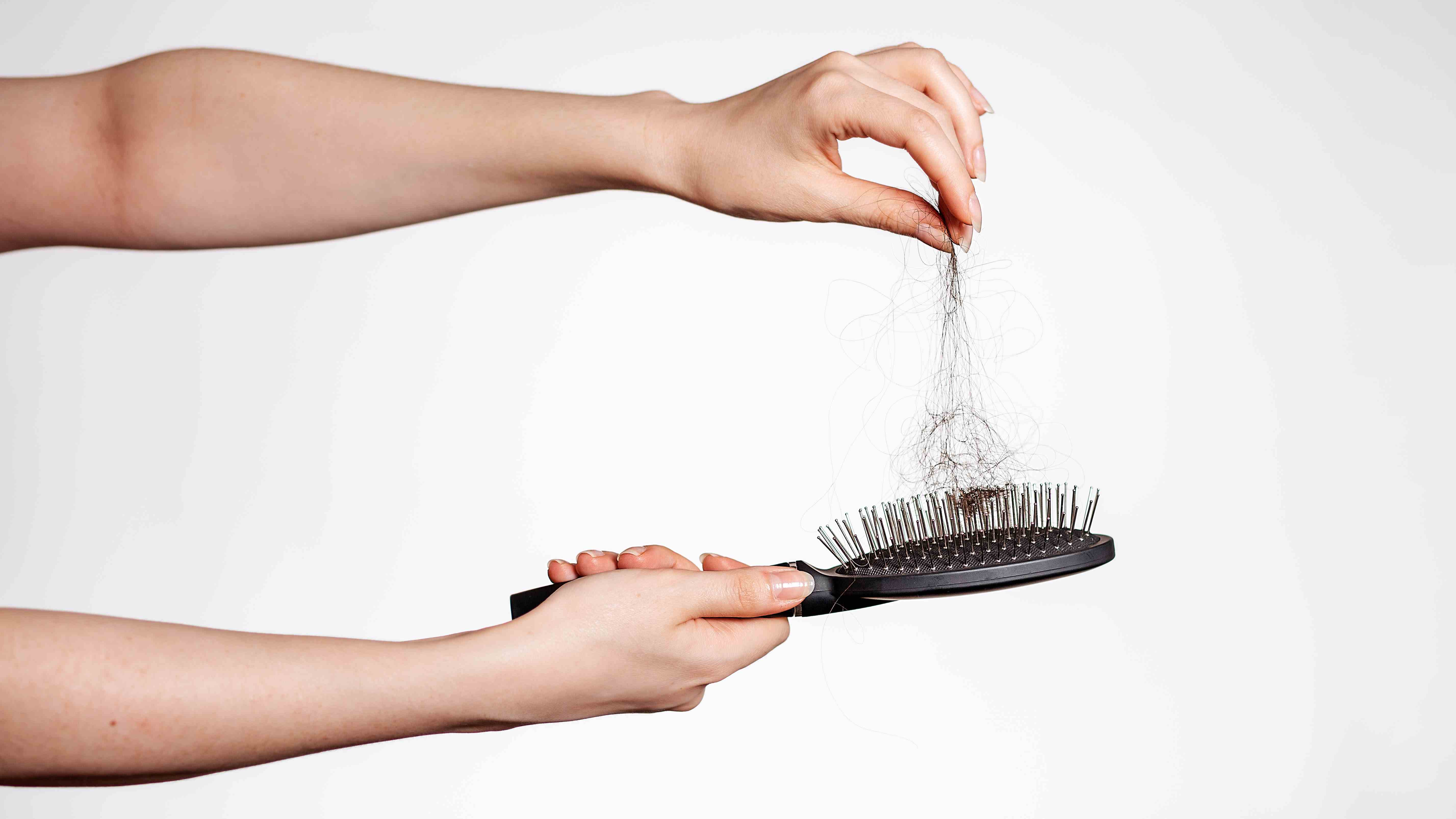 Arracher les cheveux de la brosse