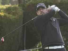 Aaron Rodgers frappe son coup de départ au quinzième trou lors du troisième tour du tournoi de golf AT&T Pebble Beach Pro-Am à Pebble Beach Golf Links le 5 février 2023.