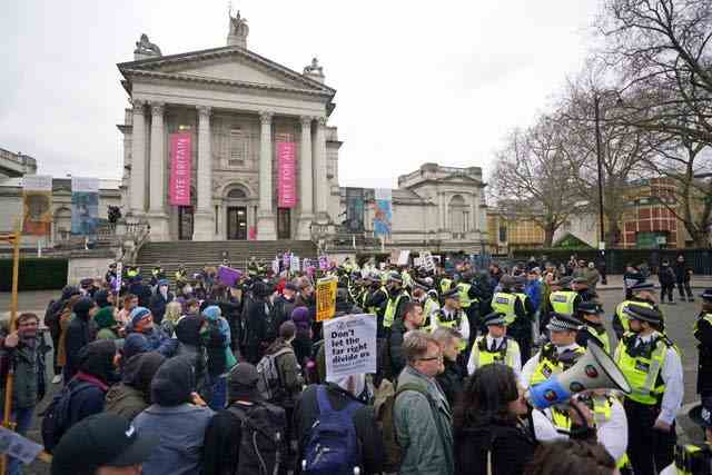 Des manifestants devant la Tate Britain, qui accueillait Drag Queen Story Hour UK
