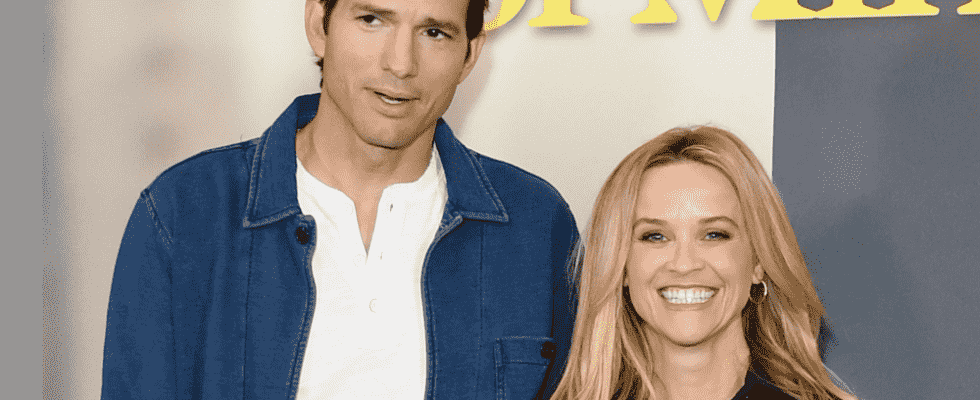 Ashton Kutcher affronte ces photos "gênantes" du tapis rouge de Reese Witherspoon : "Si je mets mon bras autour d'elle, ils diront que j'ai une liaison"