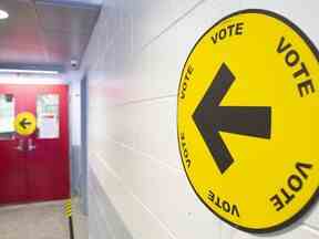 Une flèche indique où les gens peuvent aller voter le jour de l'élection fédérale à Montréal, le 20 septembre 2021.